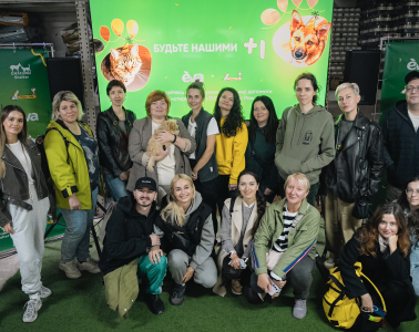 Press tour for the EVA chain of stores and the Happy Paw